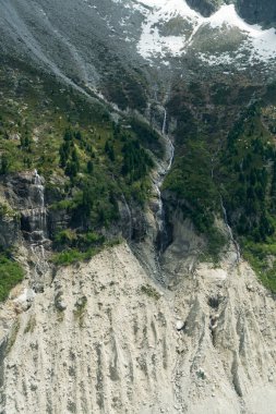 Mavi bulutlu gökyüzü arka plan inanılmaz dağ manzaralı
