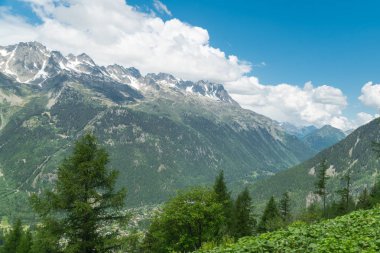 Mavi bulutlu gökyüzü arka plan inanılmaz dağ manzaralı