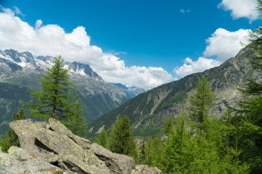 Mavi bulutlu gökyüzü arka plan inanılmaz dağ manzaralı
