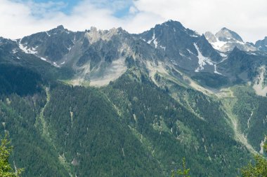 Mavi bulutlu gökyüzü arka plan inanılmaz dağ manzaralı