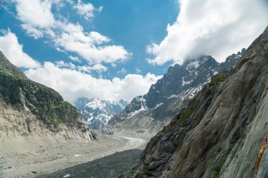 Mavi bulutlu gökyüzü arka plan inanılmaz dağ manzaralı