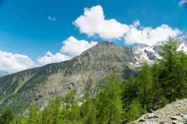 Mavi bulutlu gökyüzü arka plan inanılmaz dağ manzaralı