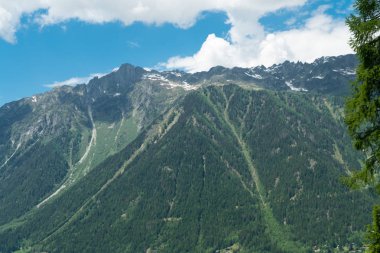 Mavi bulutlu gökyüzü arka plan inanılmaz dağ manzaralı