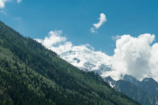Mavi Bulutlu Gökyüzü Arka Plan Inanılmaz Dağ Manzaralı — Stok fotoğraf