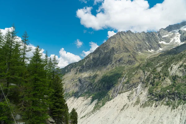 Increíble Vista Montaña Con Fondo Azul Cielo Nublado — Foto de Stock