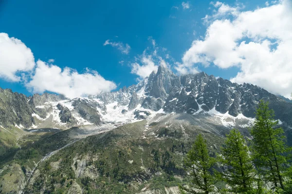 Incroyable Vue Sur Montagne Avec Fond Bleu Ciel Nuageux — Photo