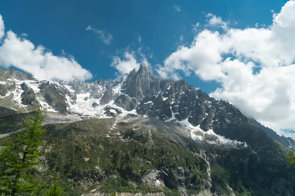 Fantastisk Utsikt Över Bergen Med Blå Molnig Himmel Bakgrund — Stockfoto