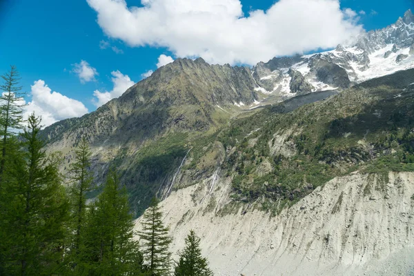 Increíble Vista Montaña Con Fondo Azul Cielo Nublado — Foto de Stock