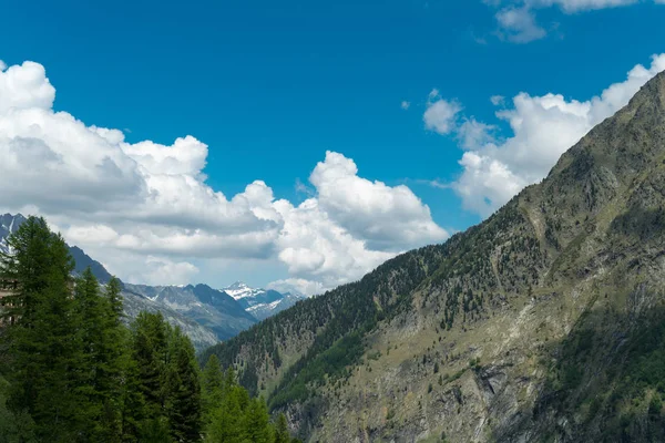 Increíble Vista Montaña Con Fondo Azul Cielo Nublado — Foto de Stock