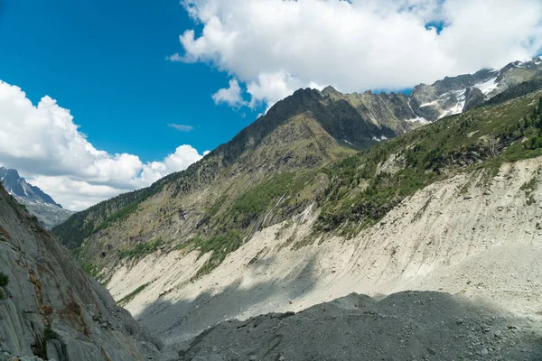 Geweldig Uitzicht Bergen Met Blauwe Bewolkte Hemelachtergrond — Stockfoto