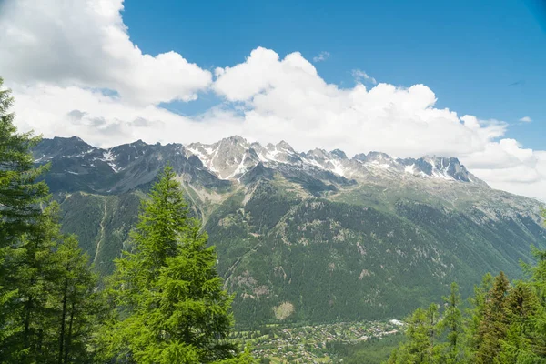 Increíble Vista Montaña Con Fondo Azul Cielo Nublado — Foto de Stock