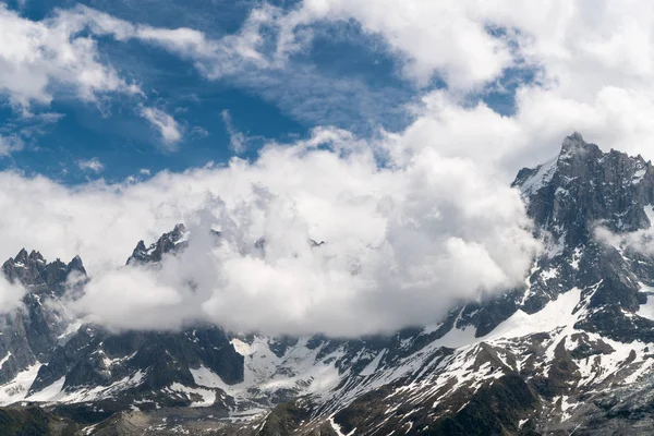 美丽的全景高等 Jorasses Geant 和光荣的勃朗峰 最高的山在阿尔卑斯和欧洲最高的从公园劳伦特 梅尔雷特 Les 莱苏什 — 图库照片