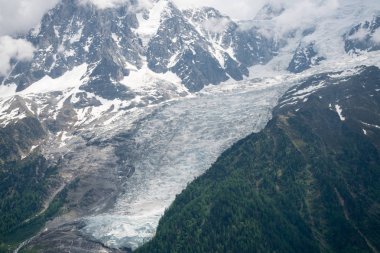 Güzellikler Grandes Jorasses, Dent du Geant ve görkemli Mont Blanc Blanc - Alpler en yüksek Dağı ve Parc de Merlet, Les Houches, Haute-Savoie, Fransa Avrupa'nın en yüksek