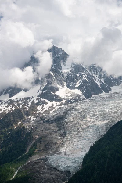 美丽的全景高等 Jorasses Geant 和光荣的勃朗峰 最高的山在阿尔卑斯和欧洲最高的从公园劳伦特 梅尔雷特 Les 莱苏什 — 图库照片