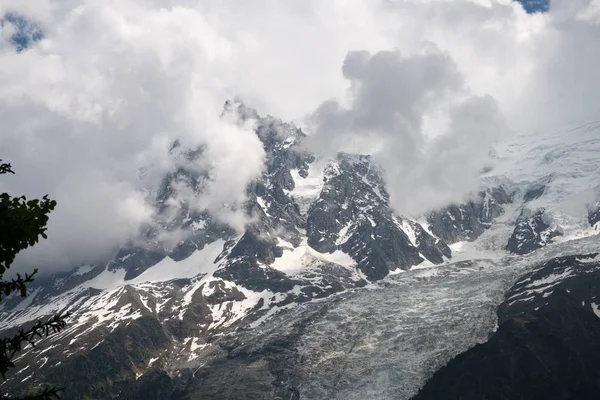 Güzellikler Grandes Jorasses, Dent du Geant ve görkemli Mont Blanc Blanc - Alpler en yüksek Dağı ve Parc de Merlet, Les Houches, Haute-Savoie, Fransa Avrupa'nın en yüksek