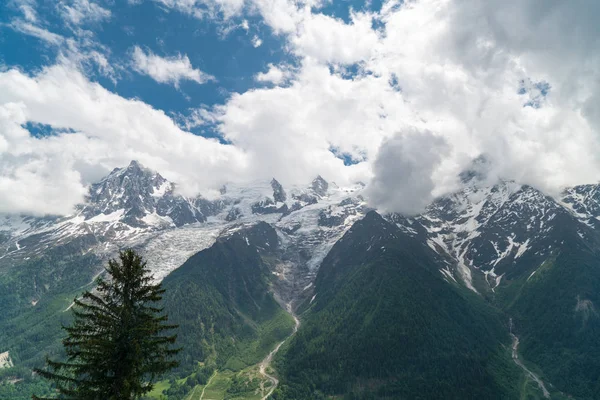 Güzellikler Grandes Jorasses, Dent du Geant ve görkemli Mont Blanc Blanc - Alpler en yüksek Dağı ve Parc de Merlet, Les Houches, Haute-Savoie, Fransa Avrupa'nın en yüksek