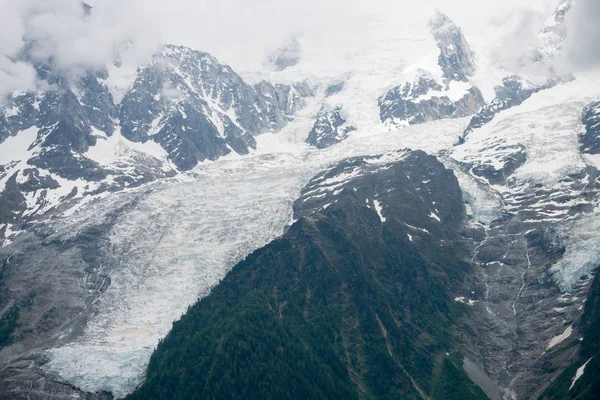 美丽的全景高等 Jorasses Geant 和光荣的勃朗峰 最高的山在阿尔卑斯和欧洲最高的从公园劳伦特 梅尔雷特 Les 莱苏什 — 图库照片