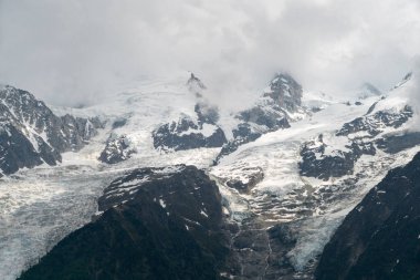 Güzellikler Grandes Jorasses, Dent du Geant ve görkemli Mont Blanc Blanc - Alpler en yüksek Dağı ve Parc de Merlet, Les Houches, Haute-Savoie, Fransa Avrupa'nın en yüksek