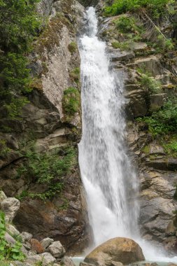 Art arda sıralı du Dard - fantastik bir şelale manzarası 1233 m yirmi metre yüksekliğinde Mont-Blanc, Haute-Savoie, Fransa altında bulunan