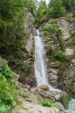 Art arda sıralı du Dard - fantastik bir şelale manzarası 1233 m yirmi metre yüksekliğinde Mont-Blanc, Haute-Savoie, Fransa altında bulunan