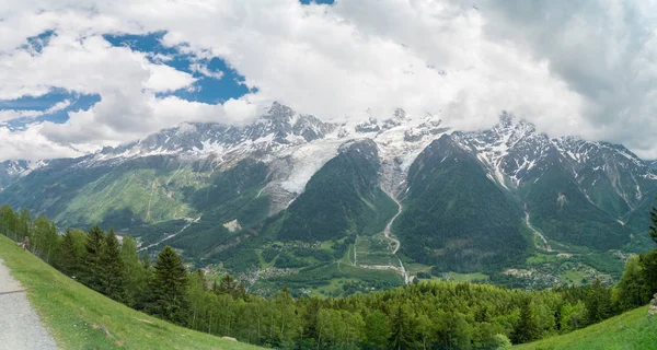 Cascade du Dard yakınlarındaki orman - Mont-Blanc, Haute-Savoie, Fransa 'da fantastik bir şelale