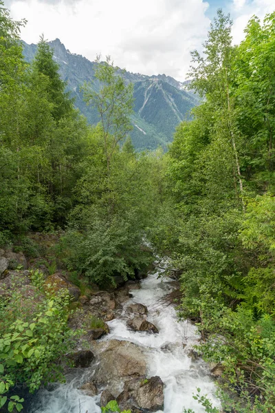 Art arda sıralı du Dard - fantastik bir şelale manzarası 1233 m yirmi metre yüksekliğinde Mont-Blanc, Haute-Savoie, Fransa altında bulunan