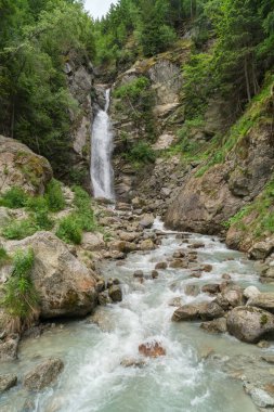 Art arda sıralı du Dard - fantastik bir şelale manzarası 1233 m yirmi metre yüksekliğinde Mont-Blanc, Haute-Savoie, Fransa altında bulunan