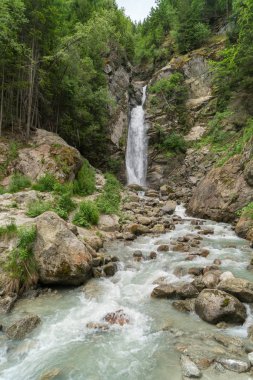 Art arda sıralı du Dard - fantastik bir şelale manzarası 1233 m yirmi metre yüksekliğinde Mont-Blanc, Haute-Savoie, Fransa altında bulunan