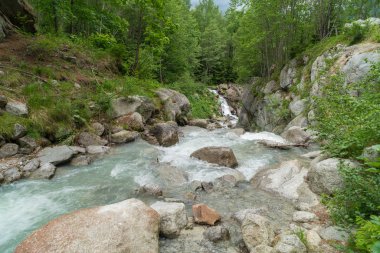 Art arda sıralı du Dard - fantastik bir şelale manzarası 1233 m yirmi metre yüksekliğinde Mont-Blanc, Haute-Savoie, Fransa altında bulunan