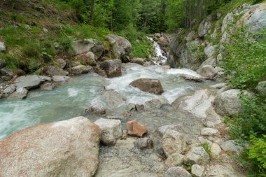 Art arda sıralı du Dard - fantastik bir şelale manzarası 1233 m yirmi metre yüksekliğinde Mont-Blanc, Haute-Savoie, Fransa altında bulunan