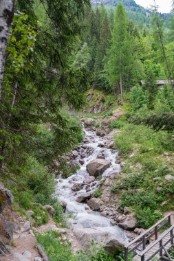 Art arda sıralı du Dard - fantastik bir şelale manzarası 1233 m yirmi metre yüksekliğinde Mont-Blanc, Haute-Savoie, Fransa altında bulunan