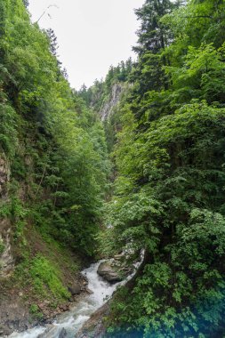 Art arda sıralı du Dard - fantastik bir şelale manzarası 1233 m yirmi metre yüksekliğinde Mont-Blanc, Haute-Savoie, Fransa altında bulunan