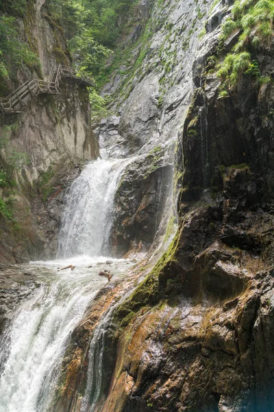 瑞士阿尔卑斯山杜南峡谷惊人的瀑布瀑布 — 图库照片