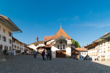 Ortaçağ eski şehir Gruyeres bir önemli turistik yerdir ve adını veren ünlü İsviçreli gravyer peyniri. Gruyeres, Canton Fribourg, İsviçre