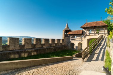 Ortaçağ eski şehir Gruyeres bir önemli turistik yerdir ve adını veren ünlü İsviçreli gravyer peyniri. Gruyeres, Canton Fribourg, İsviçre