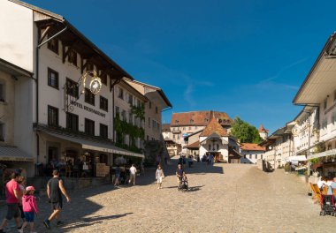 Ortaçağ eski şehir Gruyeres bir önemli turistik yerdir ve adını veren ünlü İsviçreli gravyer peyniri. Gruyeres, Canton Fribourg, İsviçre