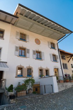 Ortaçağ eski şehir Gruyeres bir önemli turistik yerdir ve adını veren ünlü İsviçreli gravyer peyniri. Gruyeres, Canton Fribourg, İsviçre