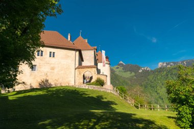 Muhteşem panoramik dağ eteklerinde, Canton Fribourg, İsviçre Gruyeres Kalesi (Chateau de Gruyeres),