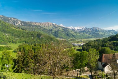 Muhteşem panoramik dağ eteklerinde, Canton Fribourg, İsviçre Gruyeres Kalesi (Chateau de Gruyeres),
