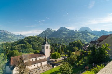 Muhteşem panoramik dağ eteklerinde, Canton Fribourg, İsviçre Gruyeres Kalesi (Chateau de Gruyeres),