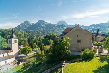 Muhteşem panoramik dağ eteklerinde, Canton Fribourg, İsviçre Gruyeres Kalesi (Chateau de Gruyeres),