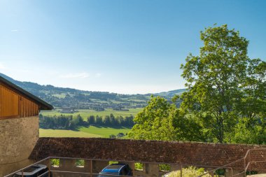 Ortaçağ eski şehir Gruyeres bir önemli turistik yerdir ve adını veren ünlü İsviçreli gravyer peyniri. Gruyeres, Canton Fribourg, İsviçre