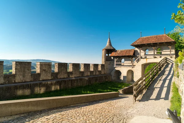 Ortaçağ eski şehir Gruyeres bir önemli turistik yerdir ve adını veren ünlü İsviçreli gravyer peyniri. Gruyeres, Canton Fribourg, İsviçre