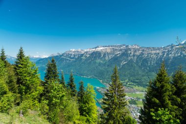 güzel görünümünden Interlaken kasaba, Eiger, monchi ve Jungfrau dağlar ve Lake Thun ve göl Brienz iki göl köprü görüntüleme platformu üzerinde daha zor Kulm, İsviçre