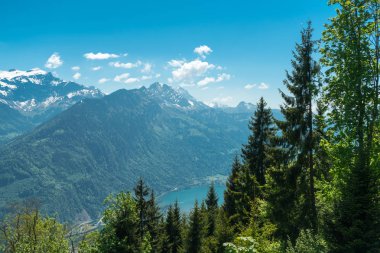 güzel görünümünden Interlaken kasaba, Eiger, monchi ve Jungfrau dağlar ve Lake Thun ve göl Brienz iki göl köprü görüntüleme platformu üzerinde daha zor Kulm, İsviçre