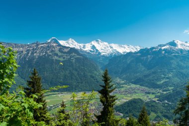 güzel görünümünden Interlaken kasaba, Eiger, monchi ve Jungfrau dağlar ve Lake Thun ve göl Brienz iki göl köprü görüntüleme platformu üzerinde daha zor Kulm, İsviçre
