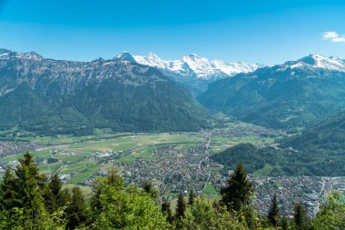 güzel görünümünden Interlaken kasaba, Eiger, monchi ve Jungfrau dağlar ve Lake Thun ve göl Brienz iki göl köprü görüntüleme platformu üzerinde daha zor Kulm, İsviçre