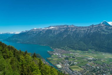 güzel görünümünden Interlaken kasaba, Eiger, monchi ve Jungfrau dağlar ve Lake Thun ve göl Brienz iki göl köprü görüntüleme platformu üzerinde daha zor Kulm, İsviçre