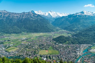 güzel görünümünden Interlaken kasaba, Eiger, monchi ve Jungfrau dağlar ve Lake Thun ve göl Brienz iki göl köprü görüntüleme platformu üzerinde daha zor Kulm, İsviçre
