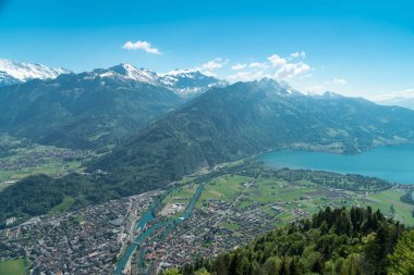 güzel görünümünden Interlaken kasaba, Eiger, monchi ve Jungfrau dağlar ve Lake Thun ve göl Brienz iki göl köprü görüntüleme platformu üzerinde daha zor Kulm, İsviçre
